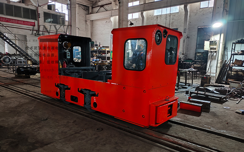 防爆型5噸蓄電池變頻電機(jī)車發(fā)貨.jpg